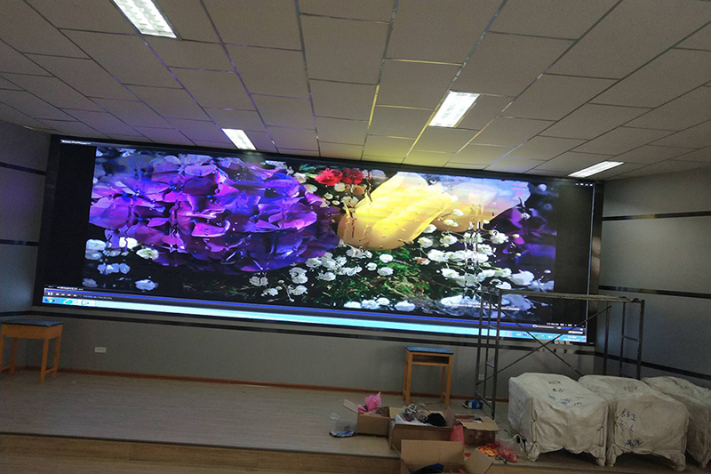 某學校多媒體教室室內P2.5